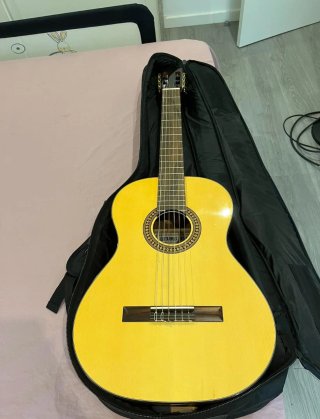 Guitarra Clásica Amarilla Vicente tatay