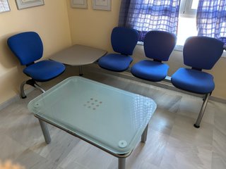 Mobiliario sala de espera: 4 sillas y mesa