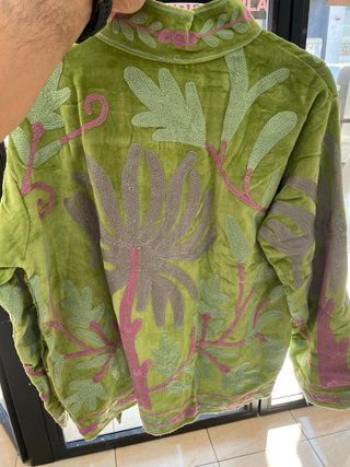 Chaqueta bordada verde y morada