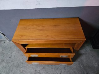 Cómoda de madera con 2 cajones