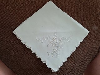 Pañuelo bordado verde claro sin estrenar