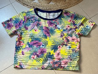 Camiseta Stradivarius floral amarilla