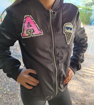 Cazadora bomber H&M negra parches A y helado