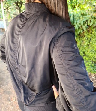 Cazadora bomber H&M negra parches A y helado