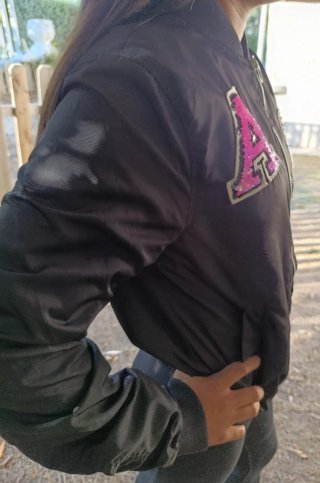 Cazadora bomber H&M negra parches A y helado