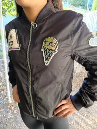 Cazadora bomber H&M negra parches A y helado