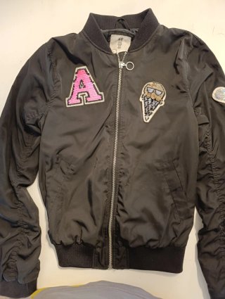Cazadora bomber H&M negra parches A y helado