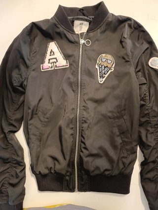 Cazadora bomber H&M negra parches A y helado