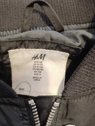 Cazadora bomber H&M negra parches A y helado