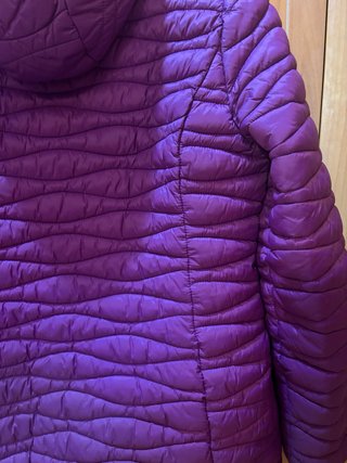 Plumífero morado con capucha