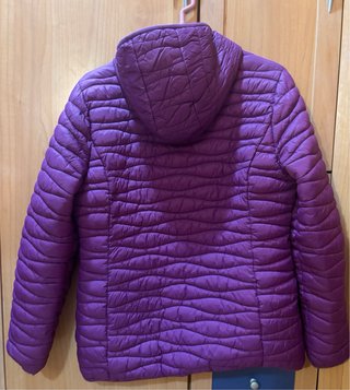 Plumífero morado con capucha