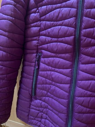 Plumífero morado con capucha