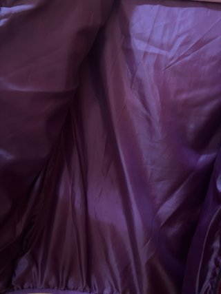 Plumífero morado con capucha