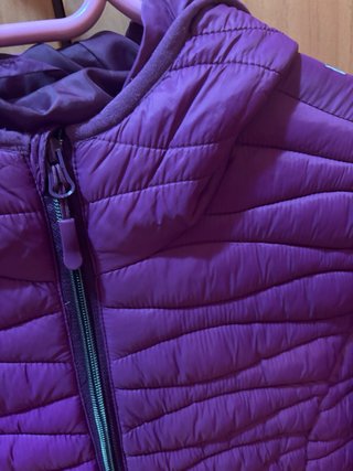 Plumífero morado con capucha