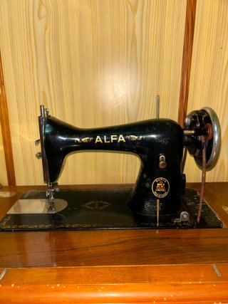 Máquina de coser Alfa antigua