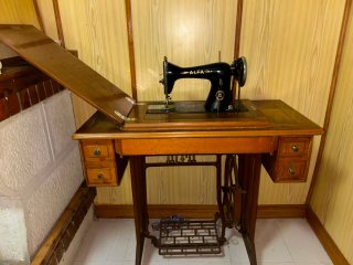 Máquina de coser Alfa antigua