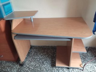 Mesa de ordenador madera y gris
