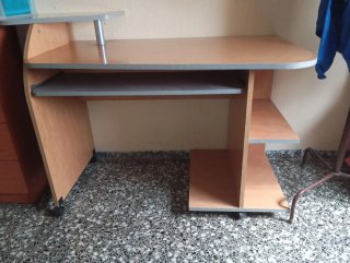 Mesa de ordenador madera y gris