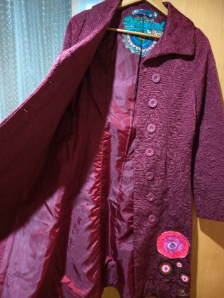 Chaqueta Desigual granate con estampación círculos