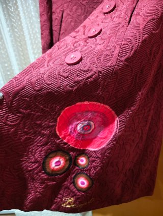 Chaqueta Desigual granate con estampación círculos