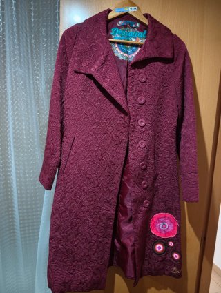 Chaqueta Desigual granate con estampación círculos