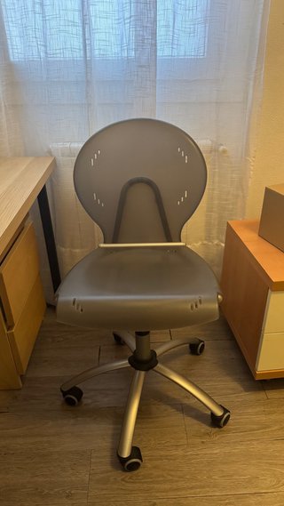 Silla de escritorio gris de plástico y metal