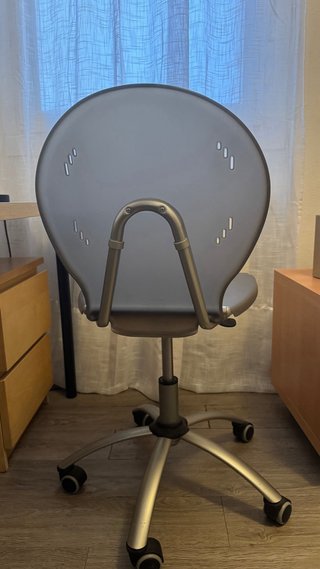 Silla de escritorio gris de plástico y metal