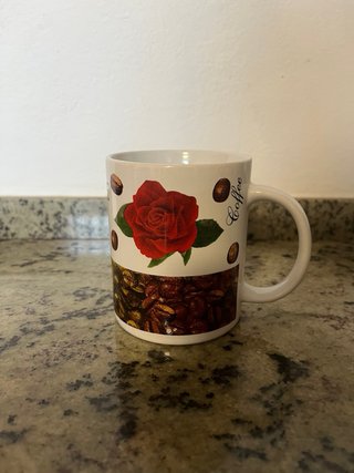 Taza de cerámica con rosa y café