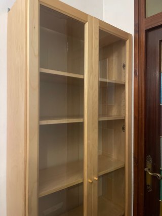 Armario madera estanterías y vitrina