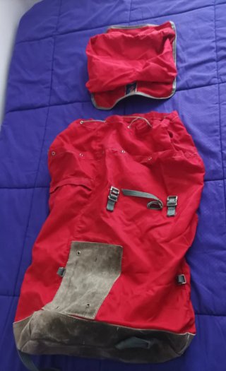 Mochila de montaña roja