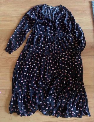 Vestido negro con estampado de corazones