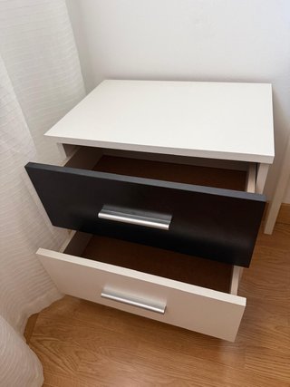 Mesitas de noche blancas y negras