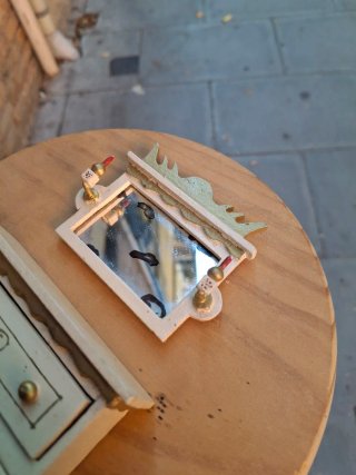 Miniatura Cómoda Antigua con Espejo