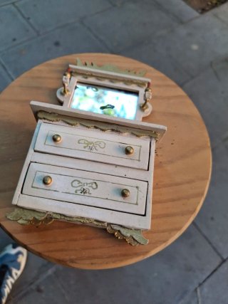 Miniatura Cómoda Antigua con Espejo