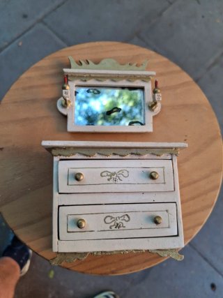 Miniatura Cómoda Antigua con Espejo