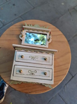 Miniatura Cómoda Antigua con Espejo