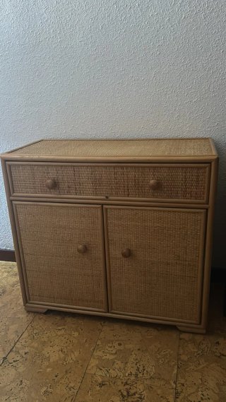 Cómoda de mimbre con cajón y puerta