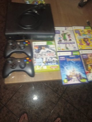 Xbox 360 con 2 mandos, cámara y juegos