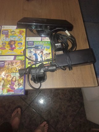 Xbox 360 con 2 mandos, cámara y juegos