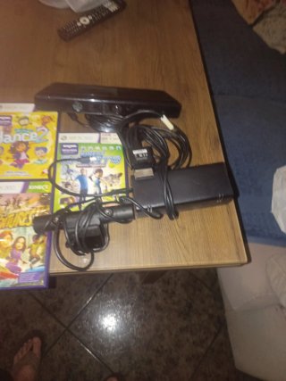 Xbox 360 con 2 mandos, cámara y juegos
