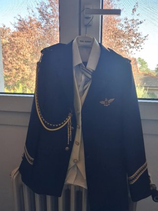 Traje de comunión azul con detalles dorados