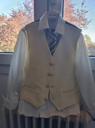Traje de comunión azul con detalles dorados