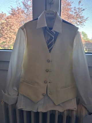 Traje de comunión azul con detalles dorados