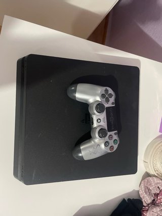 Consola PS4 con mando plateado