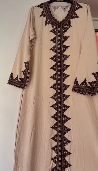 Kaftán beige con bordado marrón