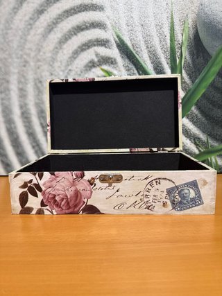 Baúl decorativo vintage con rosas
