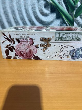 Baúl decorativo vintage con rosas