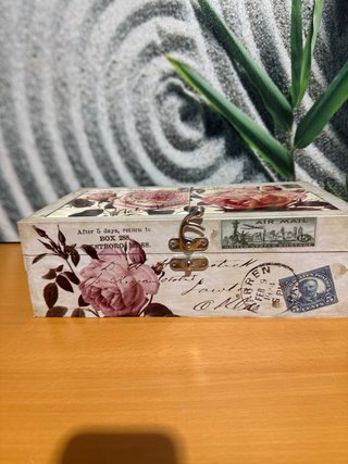 Baúl decorativo vintage con rosas