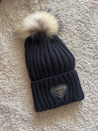Gorro de lana Prada negro con pompón