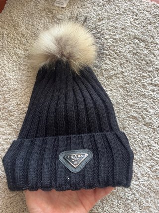Gorro de lana Prada negro con pompón